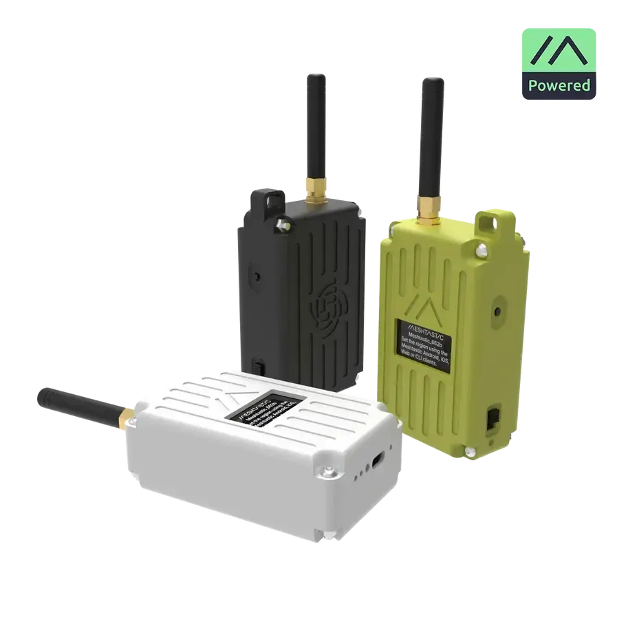 Nœud Meshtastic LoRa portable à côté d'une passerelle LoRaWAN